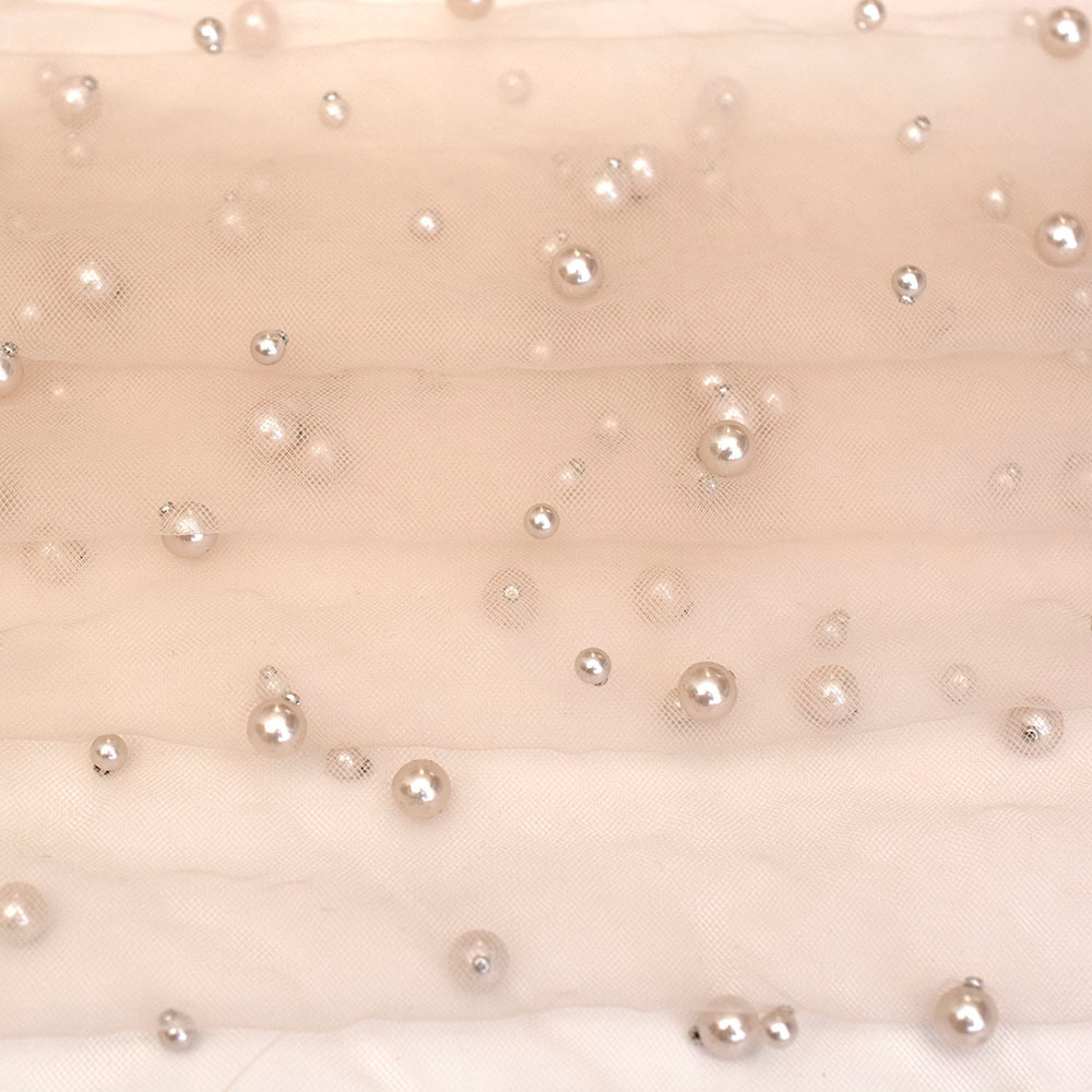 Tiul perełka, delikatna tkanina w formie siateczki.