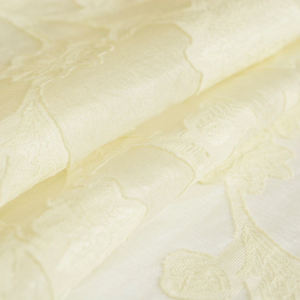 Tkanina z haftem kwiatowym wyróżnia się miękkością, lekkością i przyjemnym chwytem.