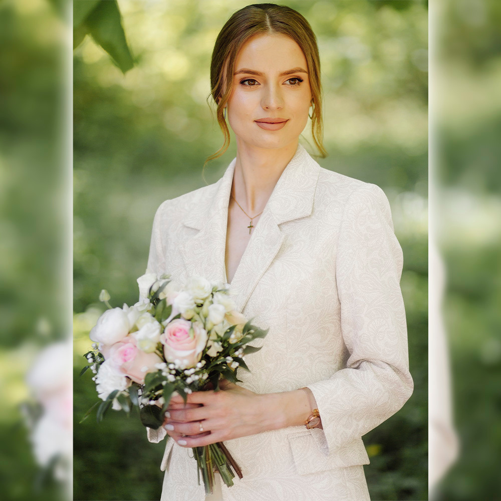 Tkanina żakardowa o jednolitym kolorze to elegancki materiał wyróżniający się charakterystycznym, strukturalnym wzorem powstającym bezpośrednio w procesie tkania.