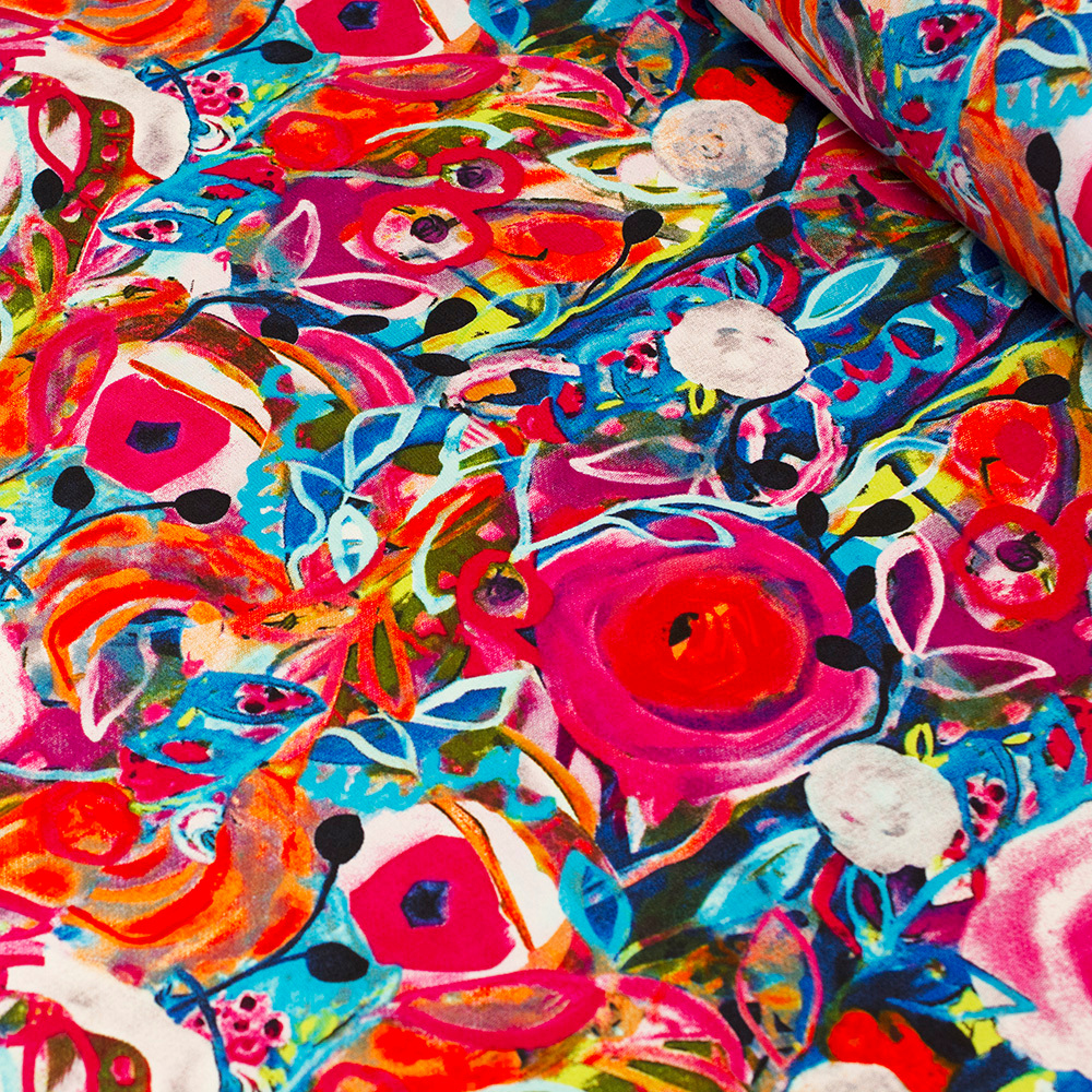 Tkanina z 100% wiskozy to lekki, miękki materiał, który pięknie układa się na sylwetce, tworząc naturalne fałdy i swobodny ruch.