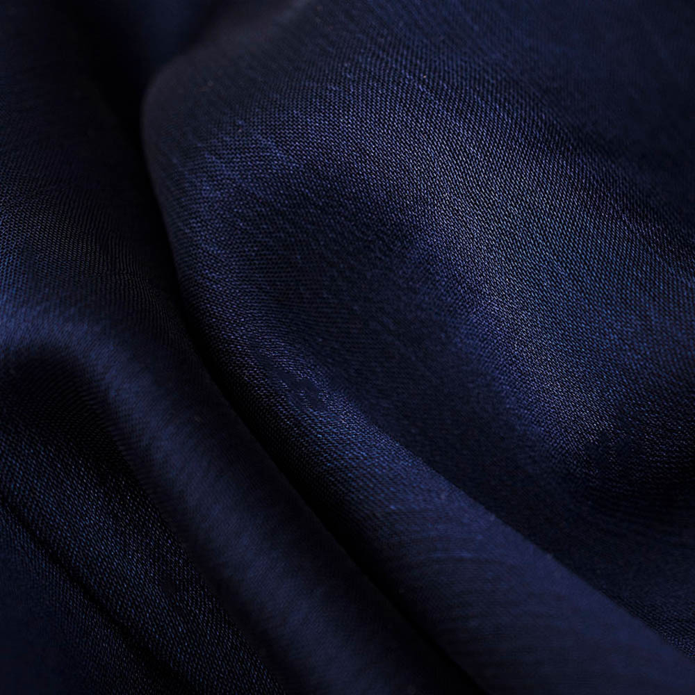 Szyfon Perła to doskonałej jakości tkanina, idealnie nadaje się na eleganckie i szykowną odzież.