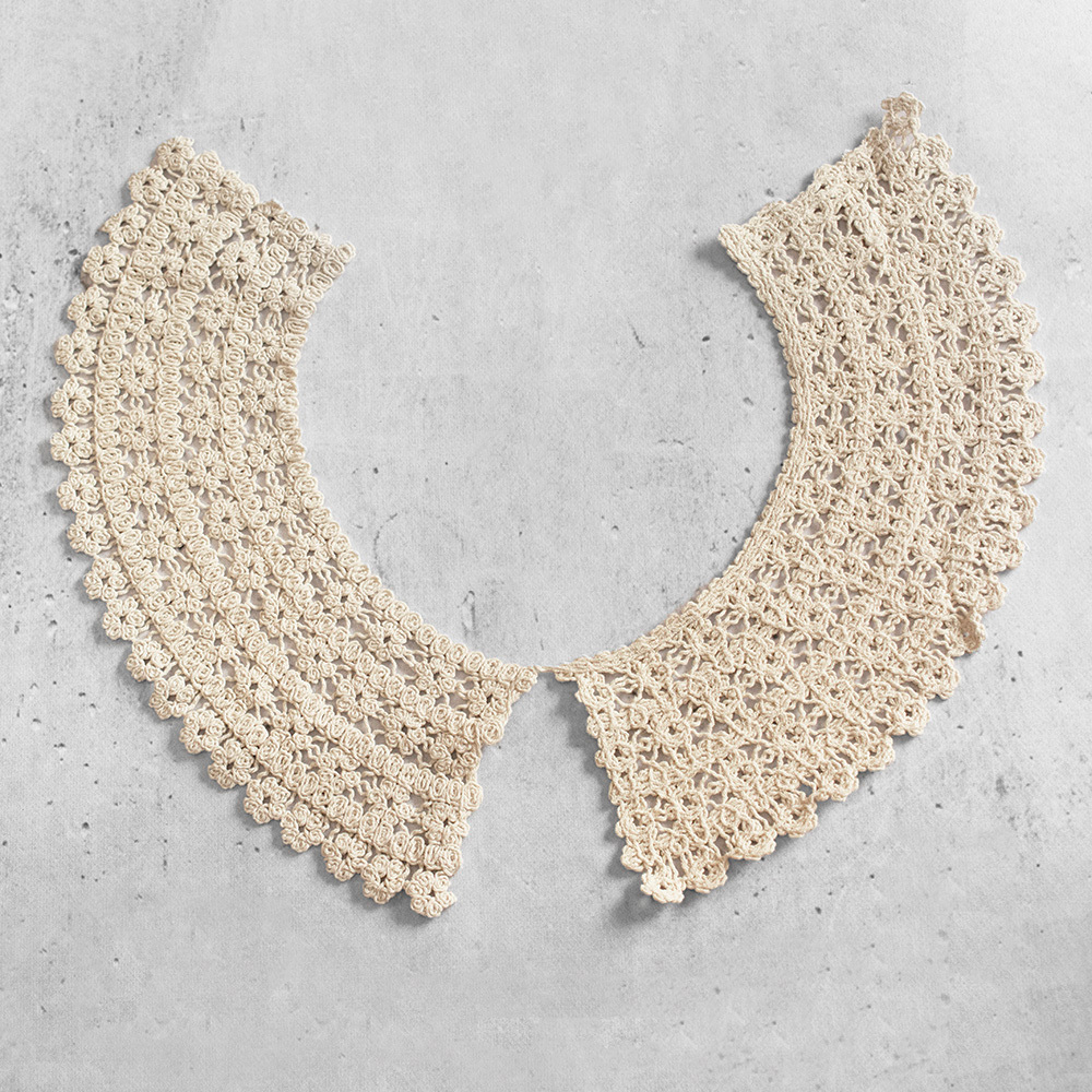 Ozdobny kołnierzyk w modnym, efektownym stylu, sprzedawany na sztuki.