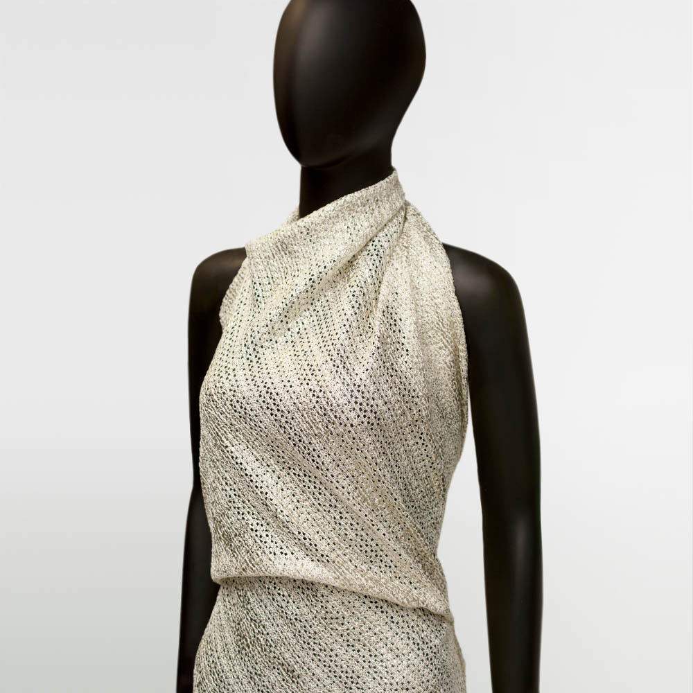 Tkanina Gipiure&nbsp;to ażurowy&nbsp;materiał w naturalnym kolorze, wzbogacony o delikatne metaliczne drobinki.