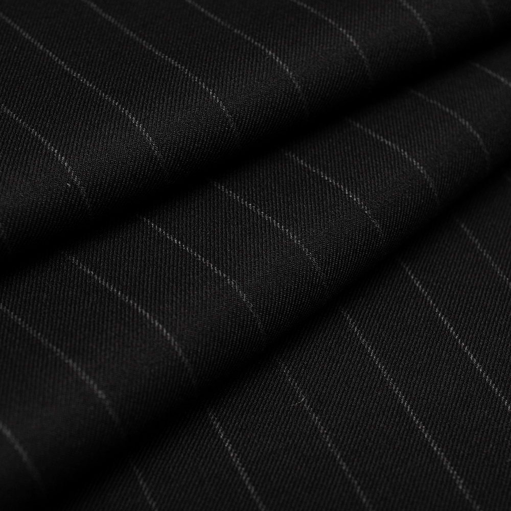 Wool Prada to wysokiej jakości materiał z dodatkiem wełny, wyróżniający się jednolitą, elegancką powierzchnią i starannie wykonanym splotem.