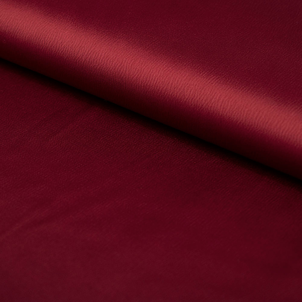 Kreszowana satyna to elegancka i pełna szyku tkanina, która pięknie podkreśla kobiecą sylwetkę.