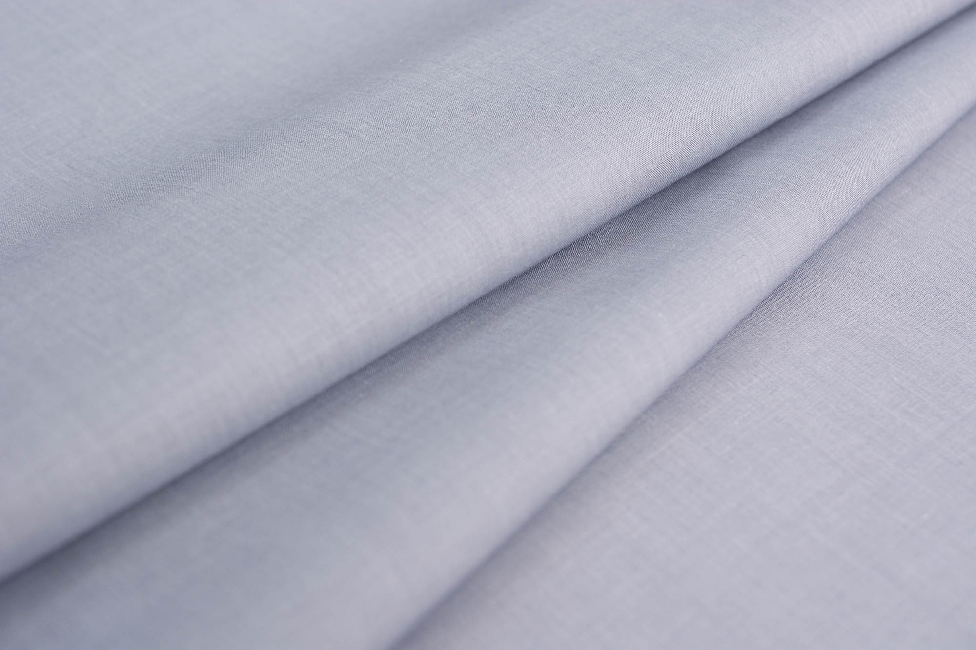 Etamina to tkanina ubraniowa wykorzystywana głównie do szycia bluzek i koszul, a także spódnic i sukienek.