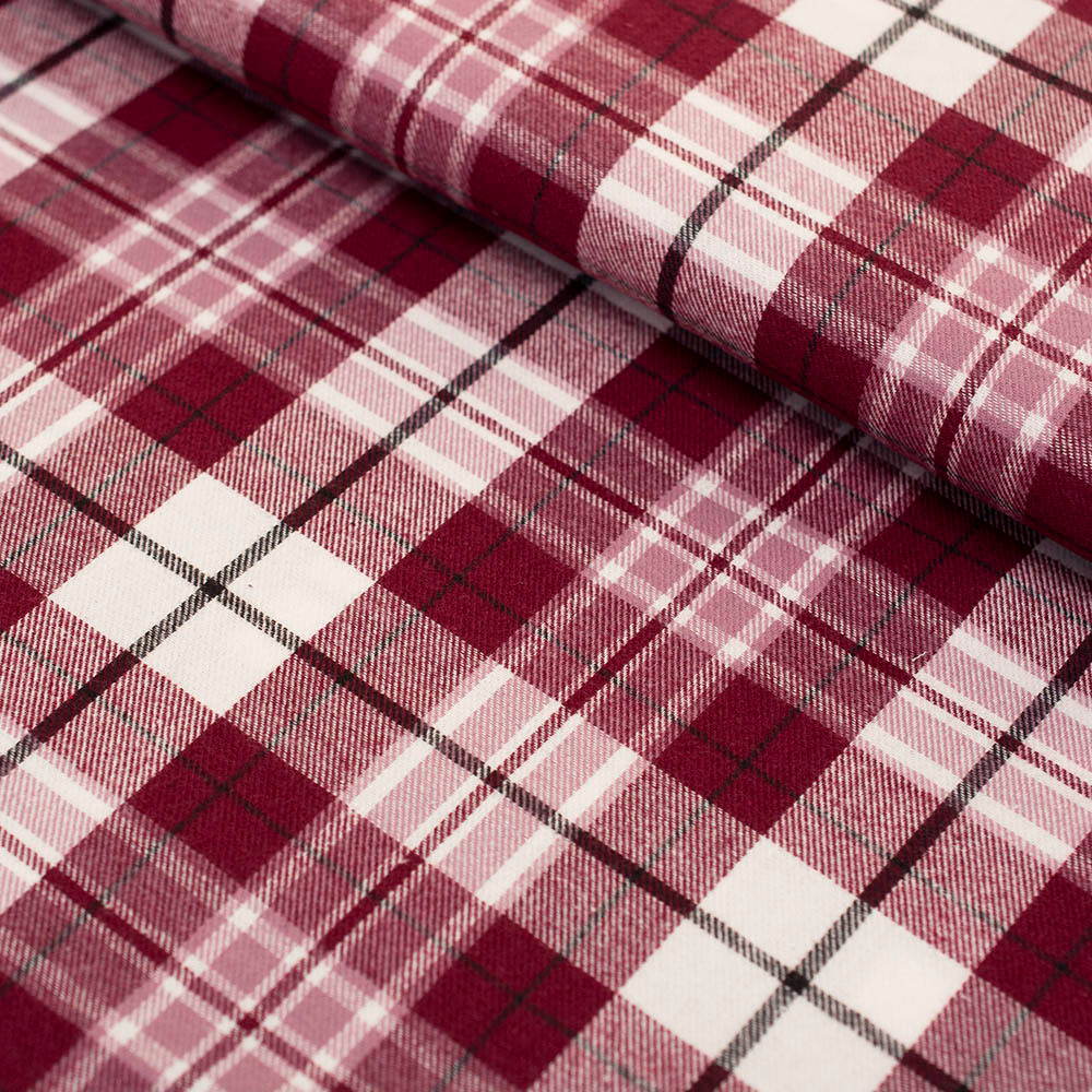 Miękka flanela wykonana z połączenia włókien bawełnianych i syntetycznych, w modnym wzorze kraty.