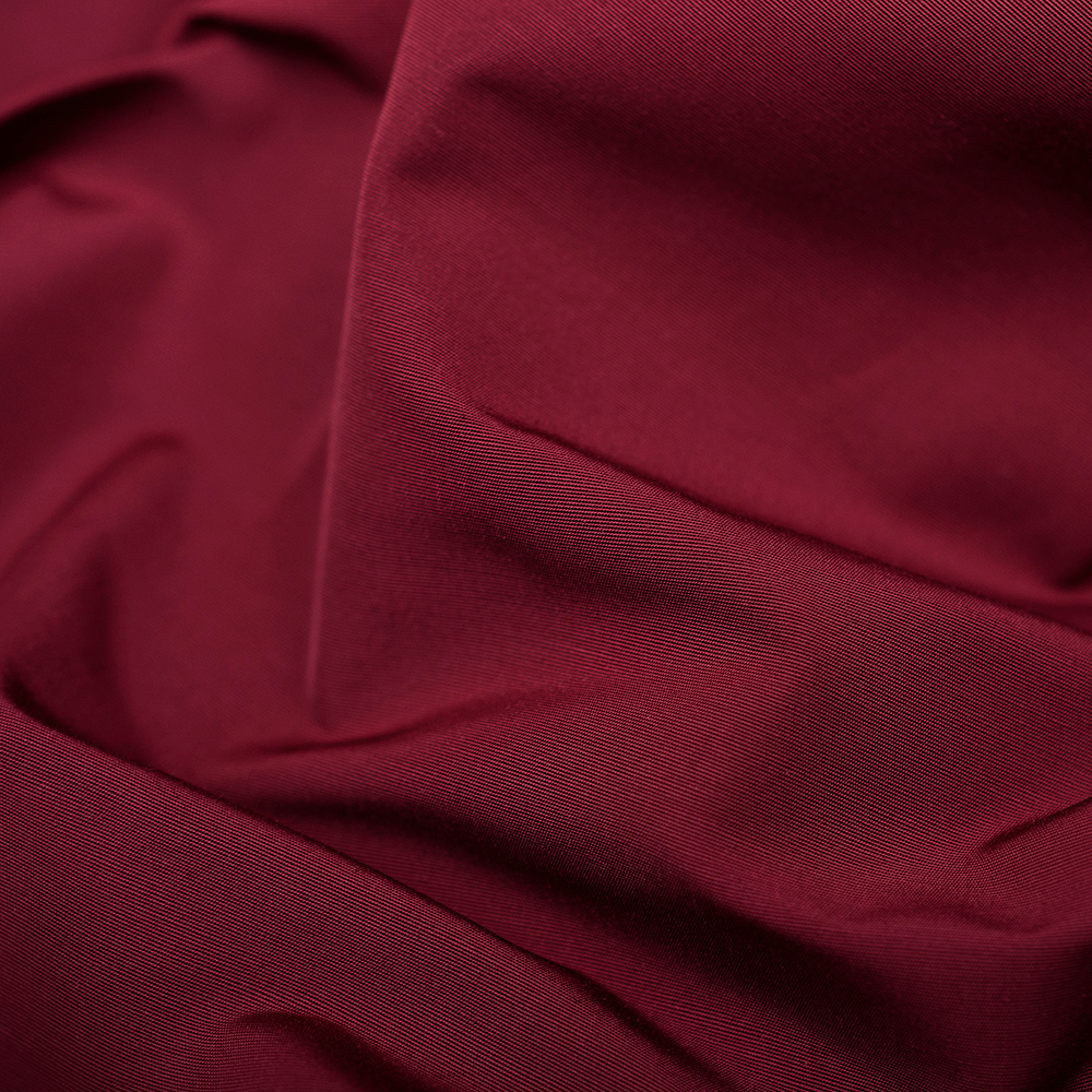 Tkanina Trench to lekki materiał bawełniany o niskiej gramaturze i zwartym, trwałym splocie.