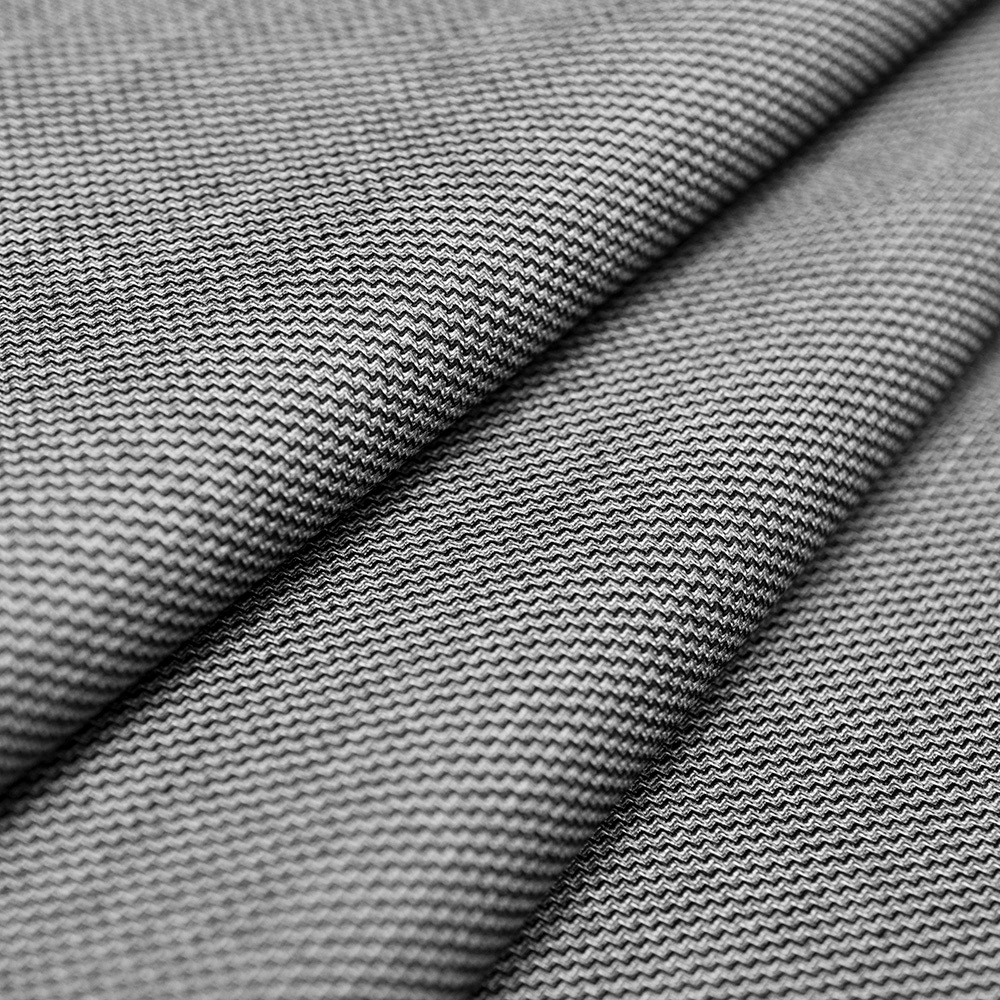 Elegancka tkanina o bardzo wysokiej jakości, która łączy miękkość, przewiewność i subtelny komfort.