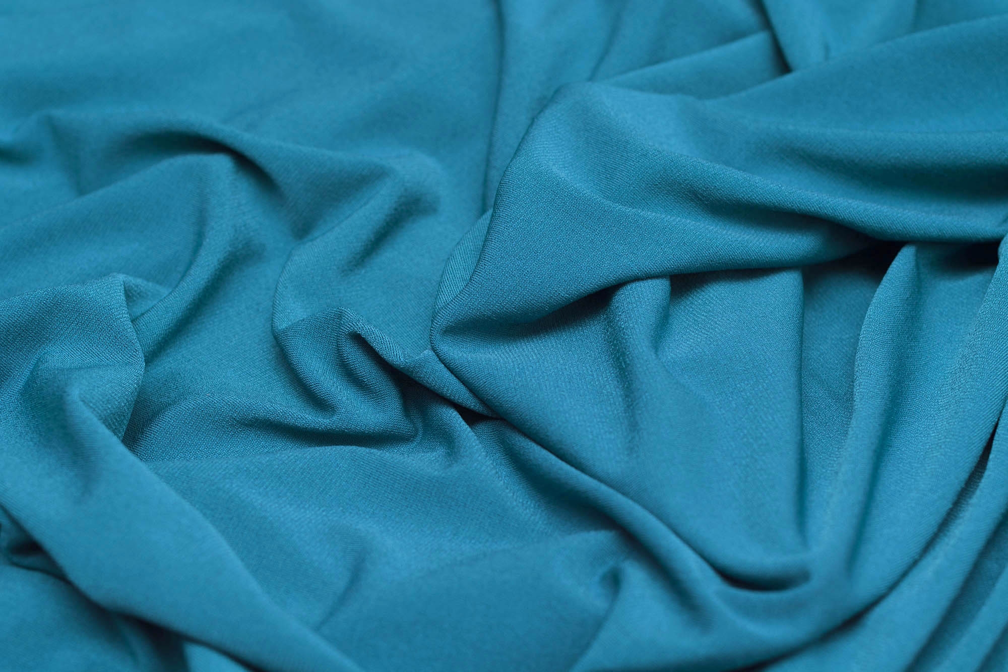 Dzianina elastyczna typu ITY – Super Jersey, wykonana z wysokiej jakości włókien syntetycznych.