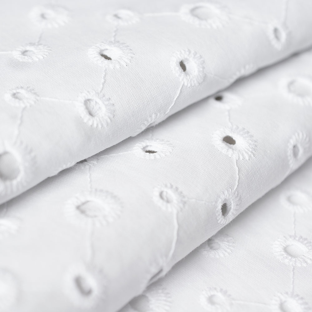 Bawełniany batyst o niskiej gramaturze i jednolitym zabarwieniu.