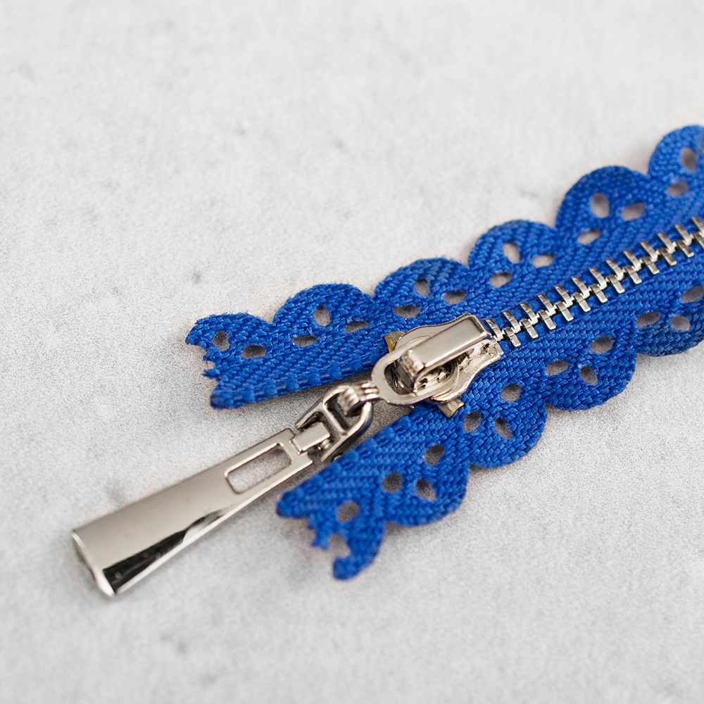 Zamek metalowy&nbsp;z eleganckimi, srebrnymi ząbkami.