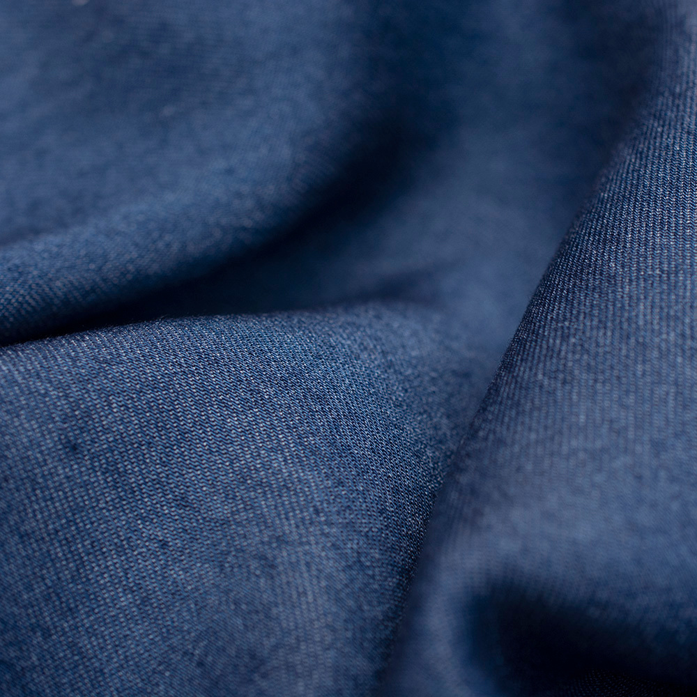 Jeansowa tkanina o niskiej gramaturze.