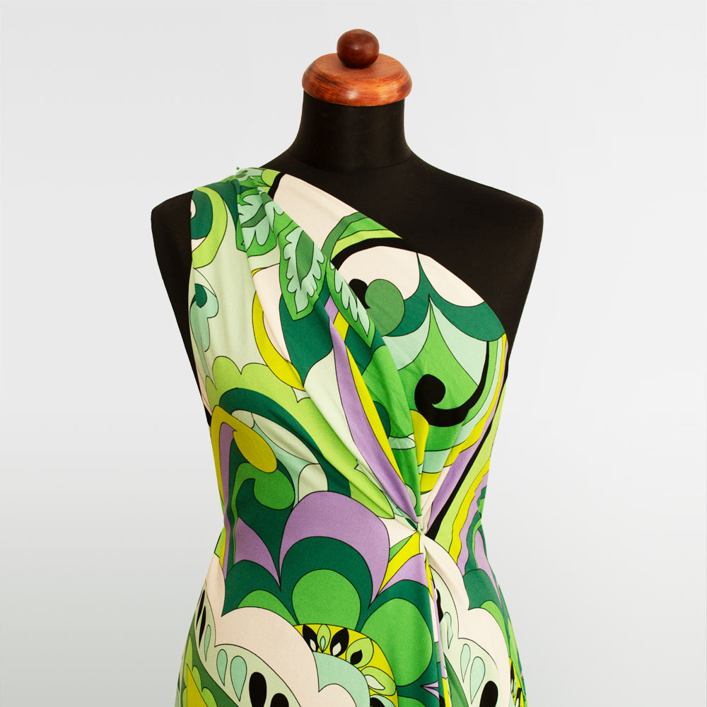 Lekka i zwiewna tkanina żorżetowa, wykonana włókien wiskozowych.