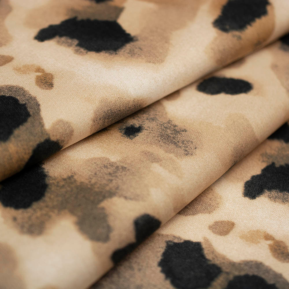 Bawełniana tkanina w ponadczasowy wzór panterki wyróżnia się miękkością i przyjemną w dotyku fakturą, zapewniając codzienny komfort noszenia.