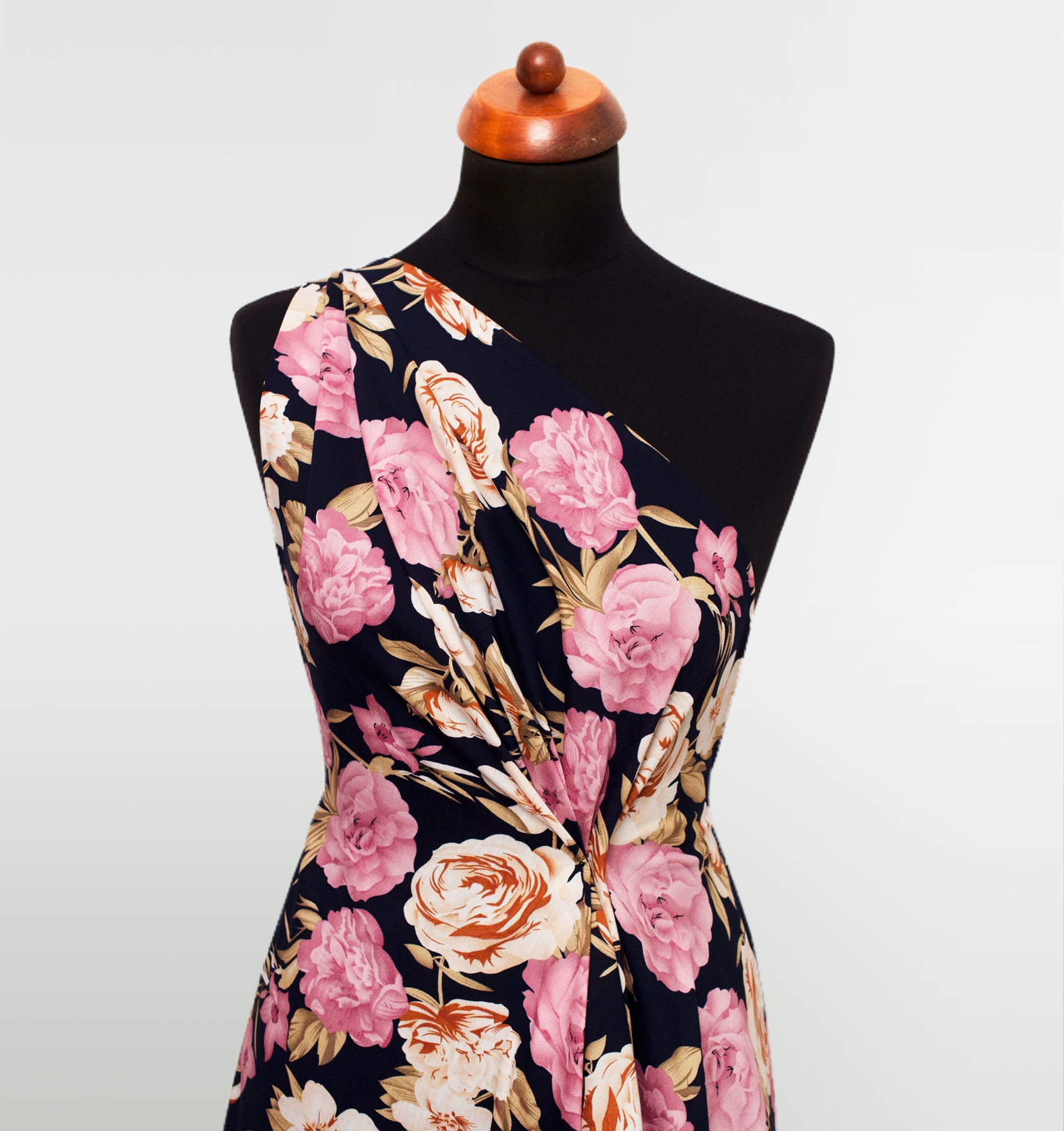 Wzorzysta tkanina wiskozowa, idealna na sukienki, spódnice i bluzki.