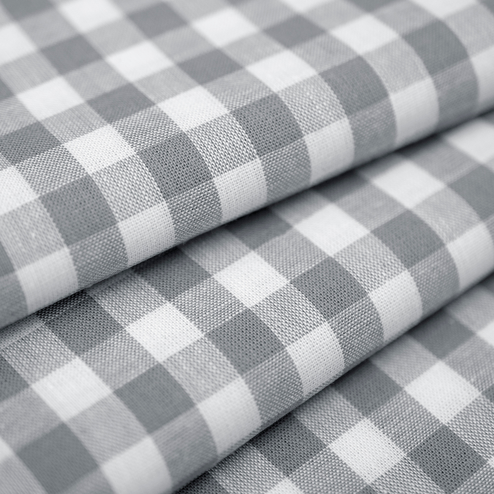 Tkanina wykonana z przędzy bawełnianej wyróżnia się luźniejszym, wyraźnym splotem oraz włóknami barwionymi oddzielnie, które tworzą klasyczny wzór kratki.