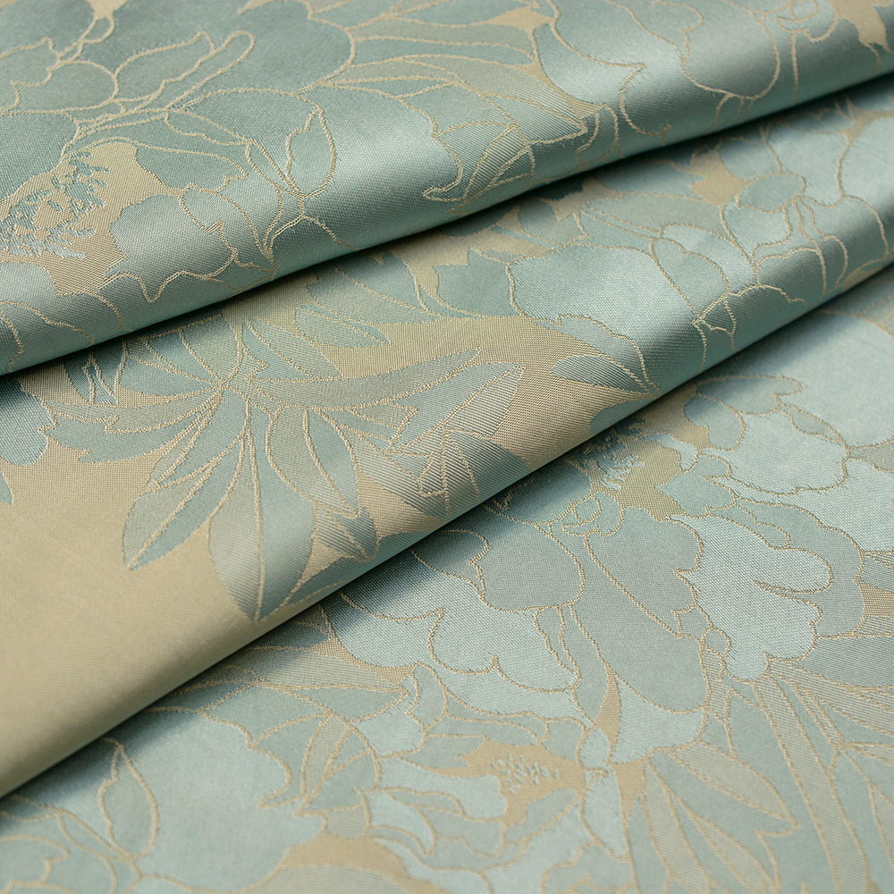 Tkanina żakardowa wykonana z wysokiej jakości satynowych włókien wiskozowych charakteryzuje się eleganckim wyglądem i przyjemną, miękką strukturą.