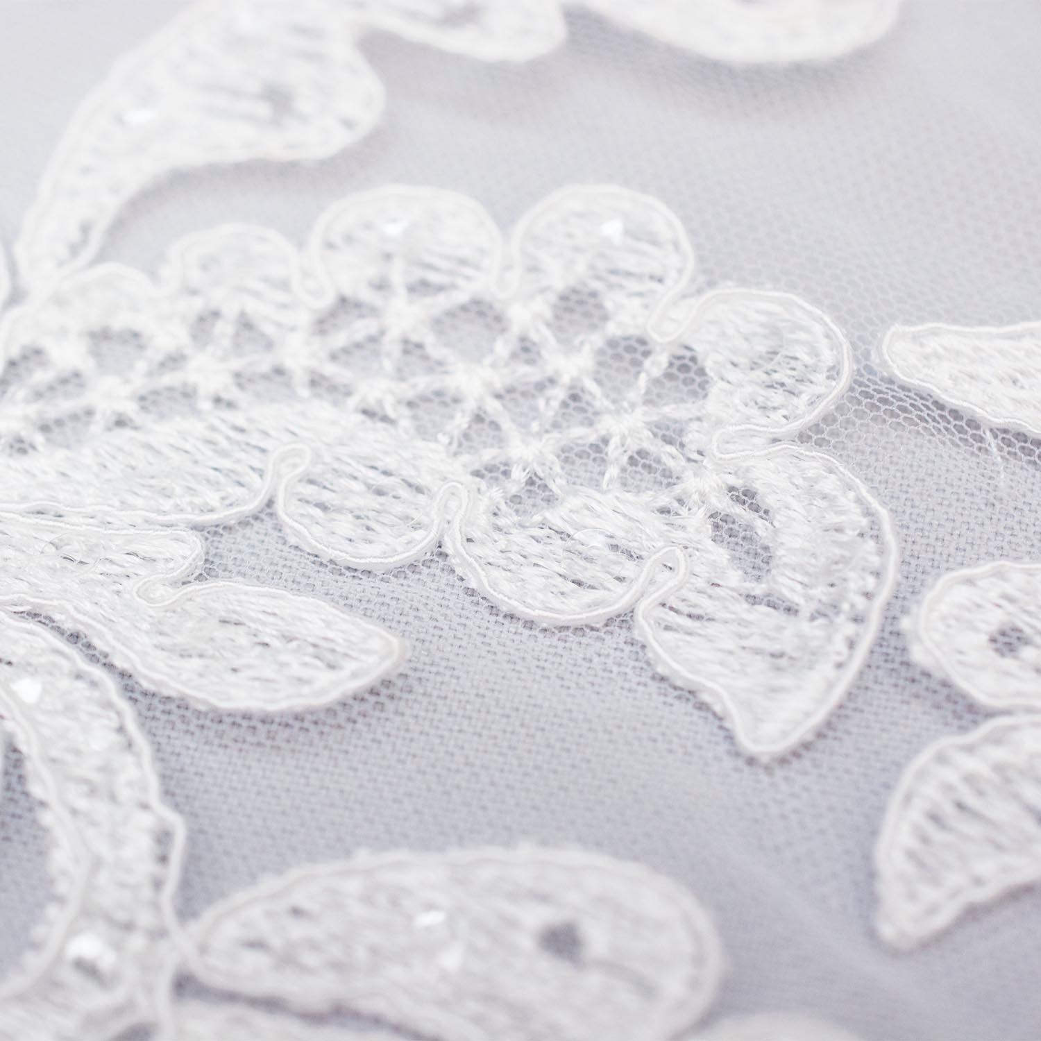 Koronka gipiurowa to główna ozdoba sukni balowych wieczorowych oraz ślubnych.