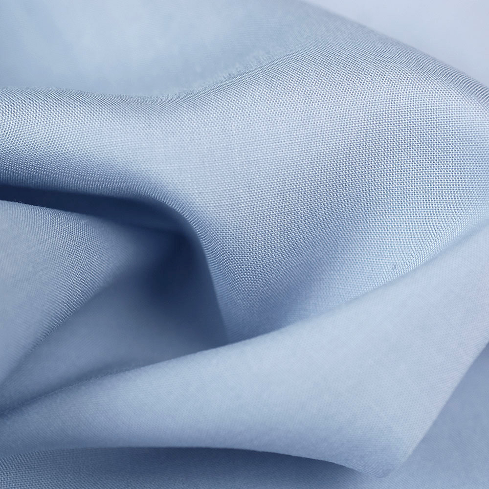 Tkanina wiskozowa o splocie płóciennym, wykonana z wysokiej jakości włókien.