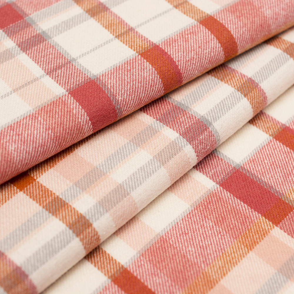 Miękka flanela wykonana z połączenia włókien bawełnianych i syntetycznych, w modnym wzorze kraty.