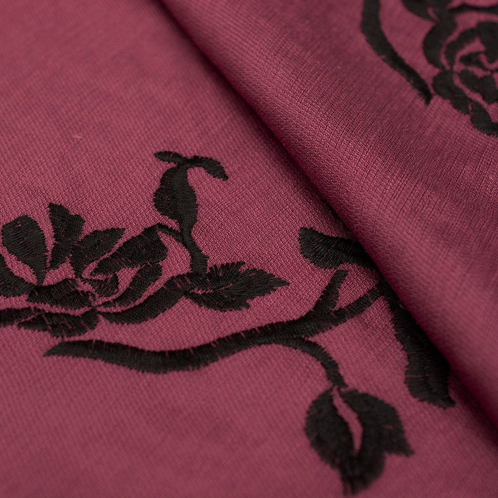 Tkanina z połączenia wiskozy i lnu z dekoracyjnym haftem wyróżnia się naturalną lekkością i subtelną elegancją.