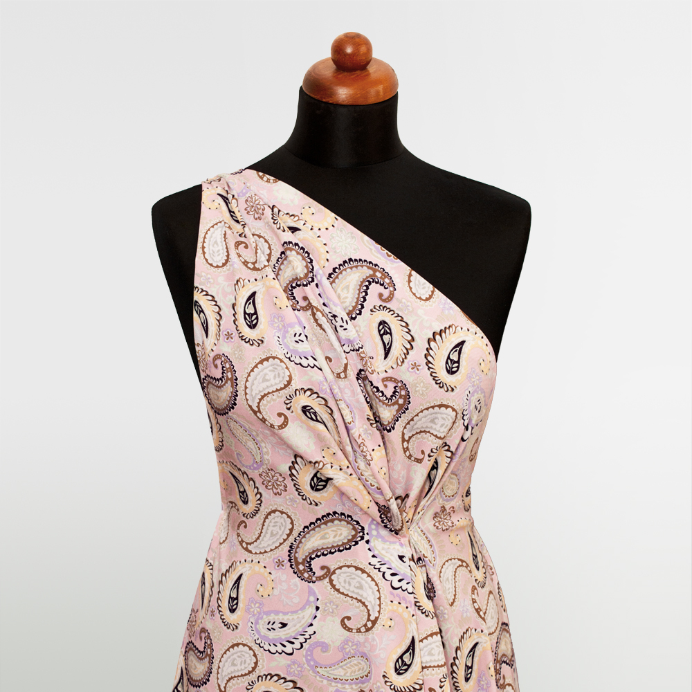 Tkanina bambusowa wyróżnia się lekkością i wyjątkową miękkością, dzięki czemu naturalnie układa się na ciele.