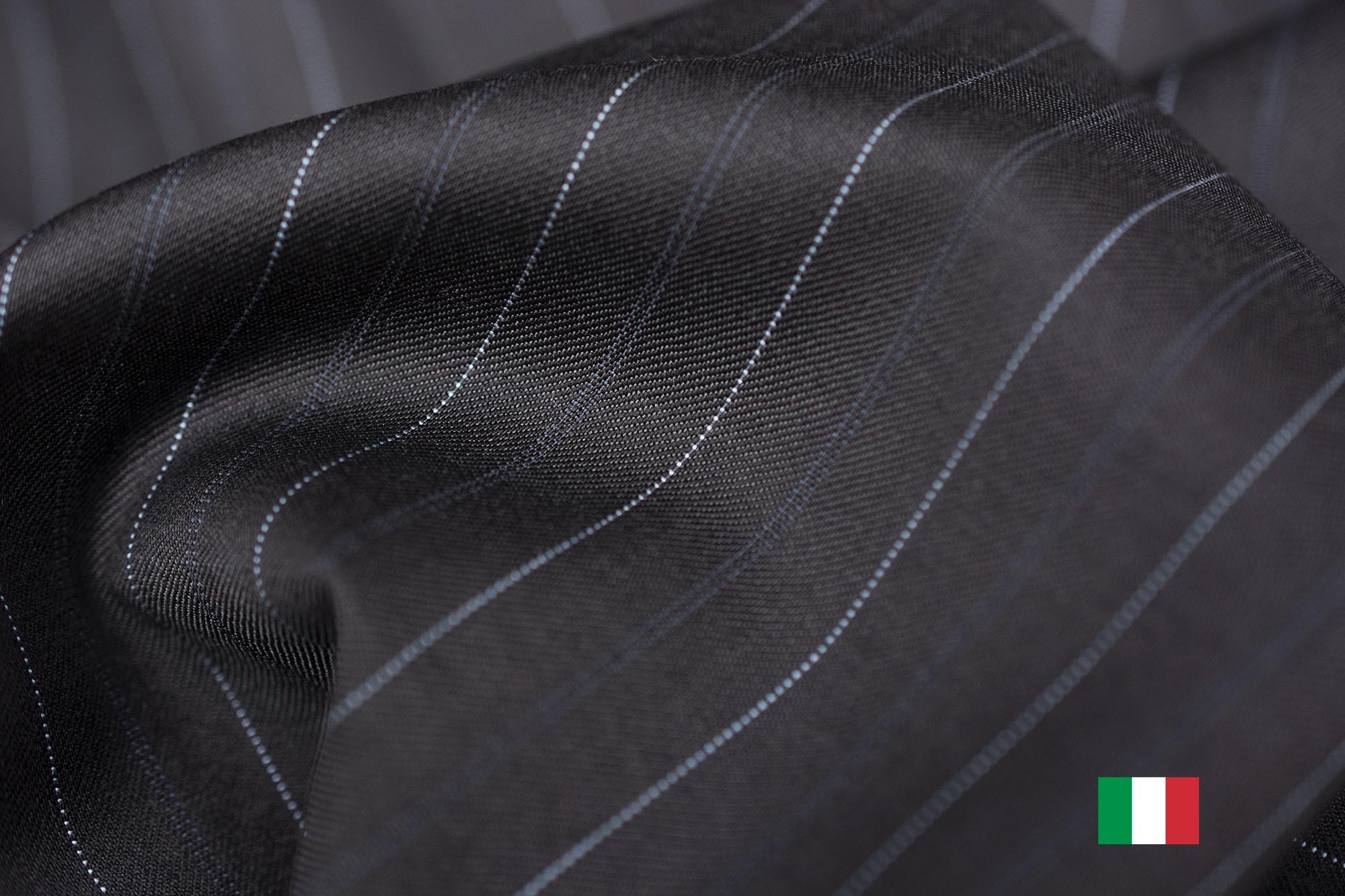 Wysokogatunkowa, włoska tkanina garniturowa wykonana z najlepszej jakości naturalnych włókien wełny o zabarwieniu grafitowym.