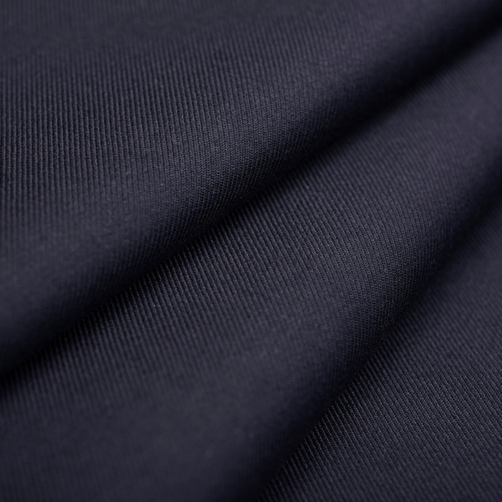 Elegancka wiskozowa tkanina garniturowa o wysokiej jakości, wyróżniająca się naturalną miękkością, przewiewnością i delikatnym chłodem charakterystycznym dla włókien celulozowych.