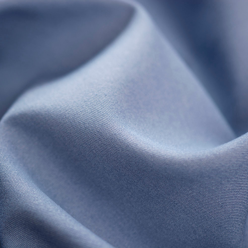 Lekka tkanina jeansowa o drobnym, diagonalnym splocie, który nadaje jej wyjątkową fakturę.