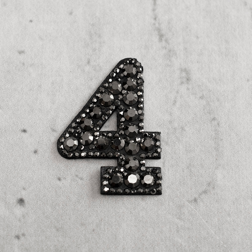 Aplikacja o wymiarach: 5,5&nbsp;cm x 4&nbsp;cm.