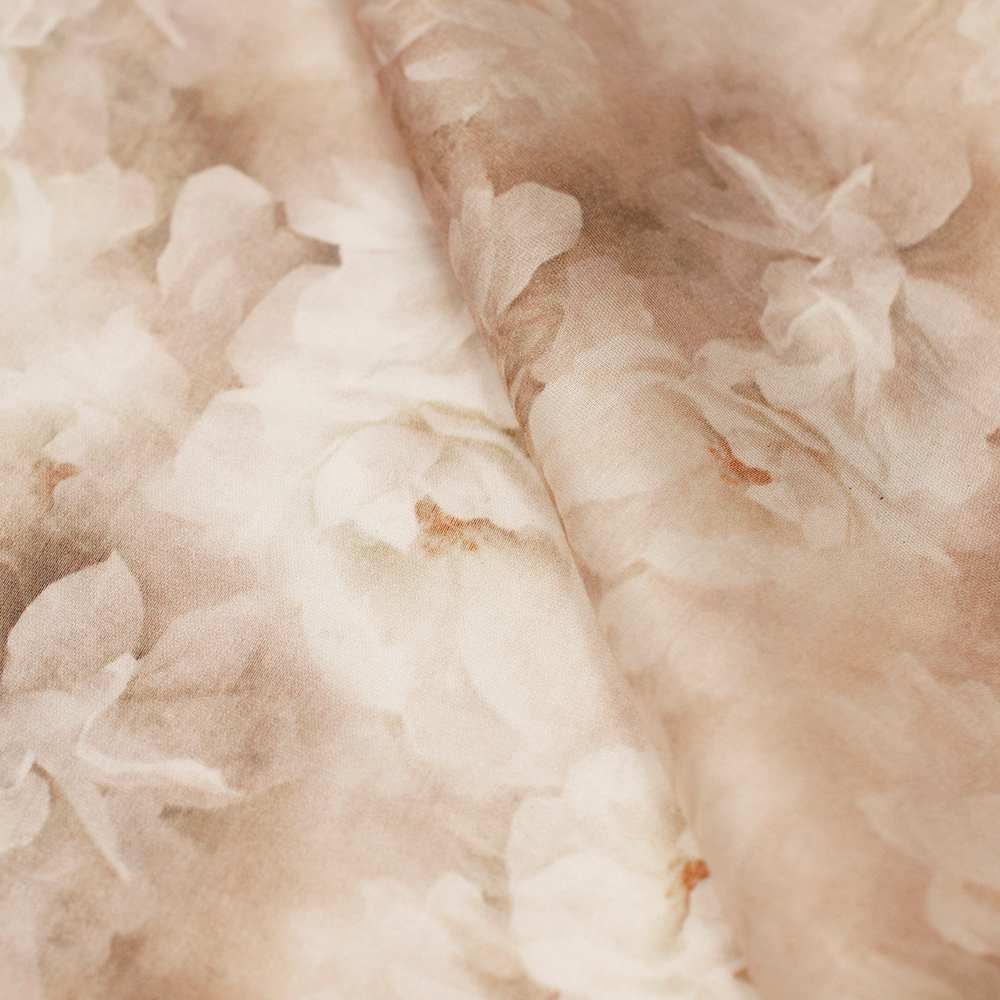 Tencel Capri to ekskluzywna tkanina, która łączy w sobie piękno i praktyczność na najwyższym poziomie.