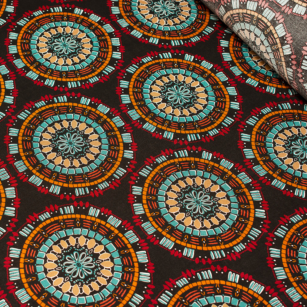 Tkanina z 100% wiskozy to lekki, miękki materiał, który pięknie układa się na sylwetce, tworząc naturalne fałdy i swobodny ruch.