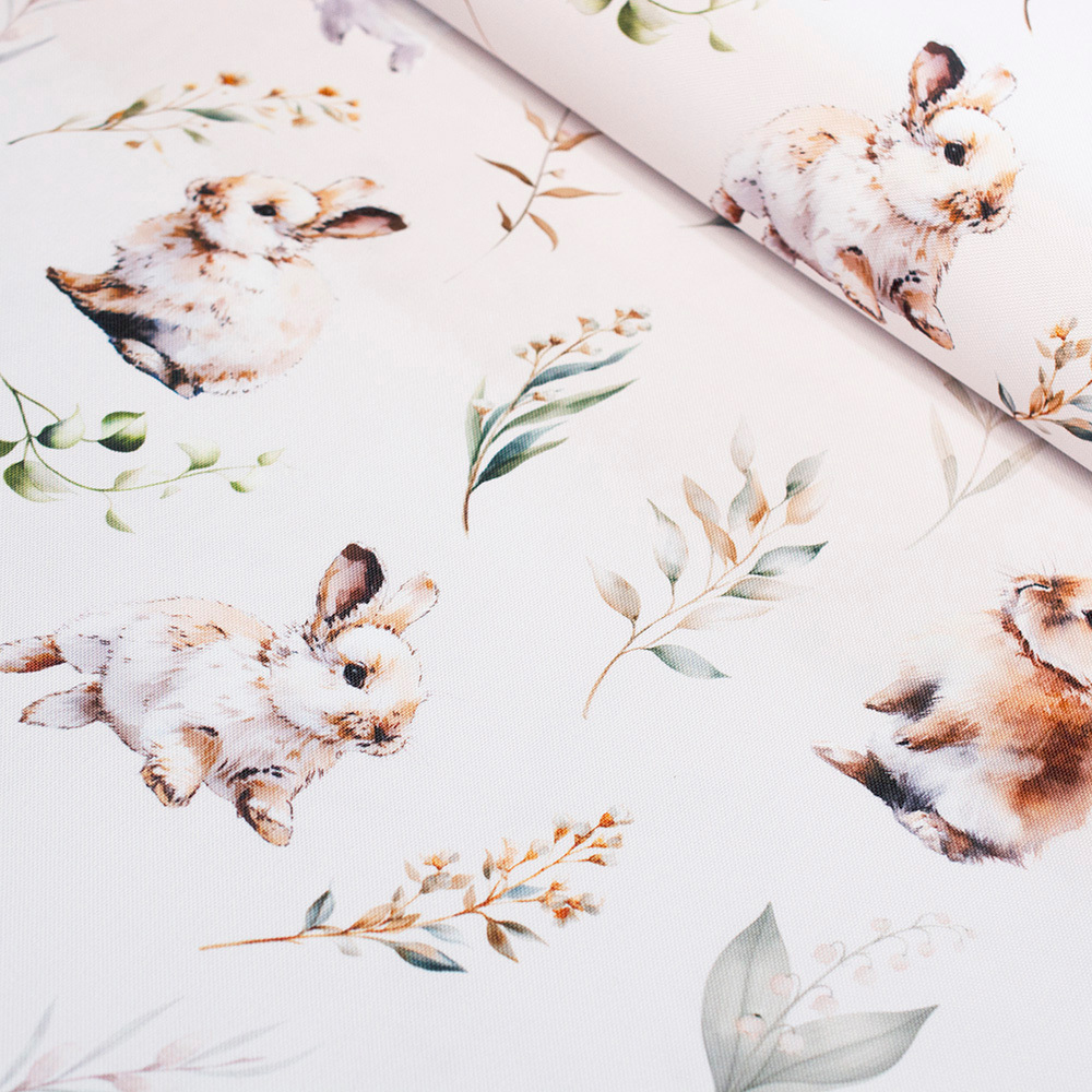 Wzorzysta tkanina dekoracyjna wykonana z włókien syntetycznych.