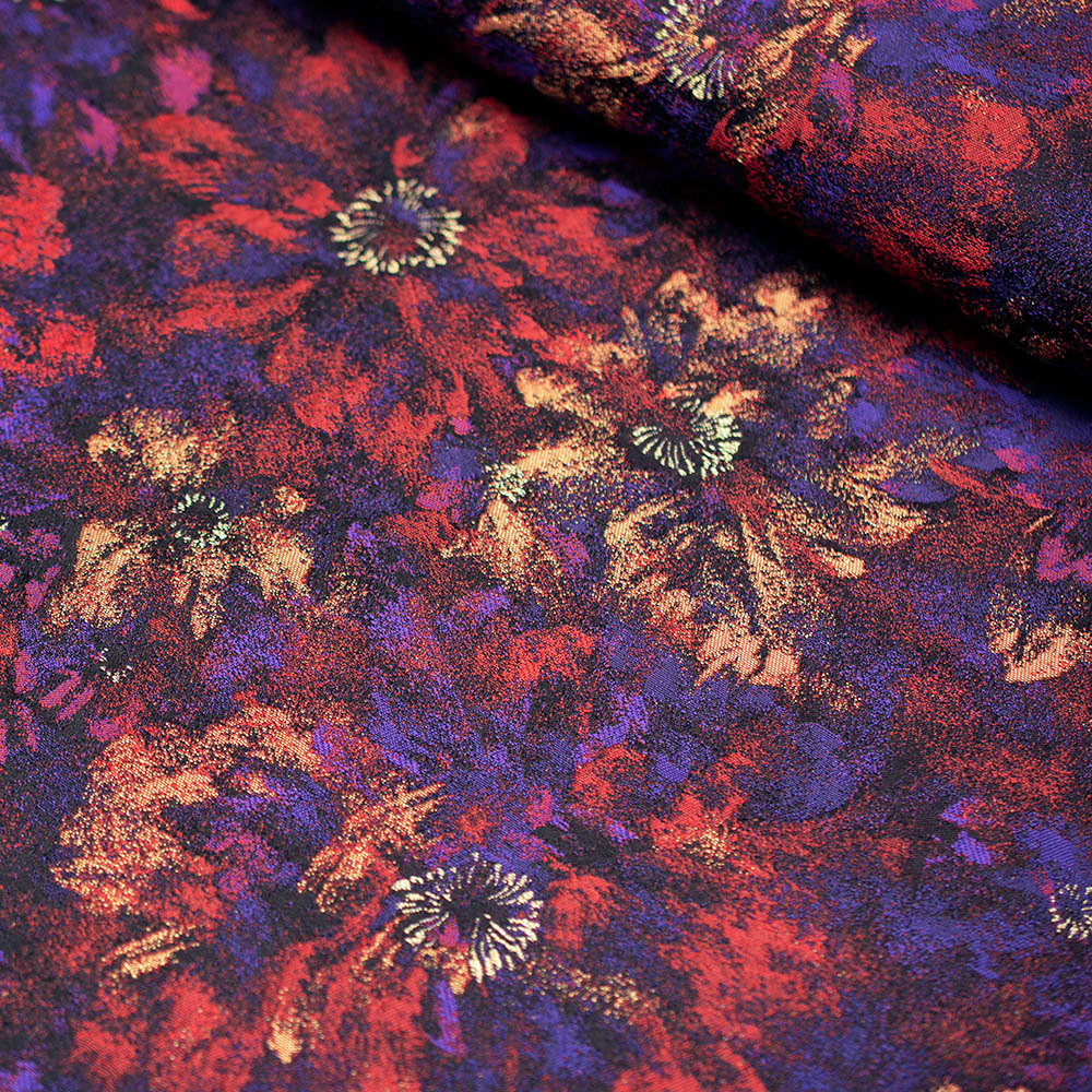 Tkanina żakardowa o wyczuwalnej fakturze zachwyca bogactwem i dekoracyjnością.