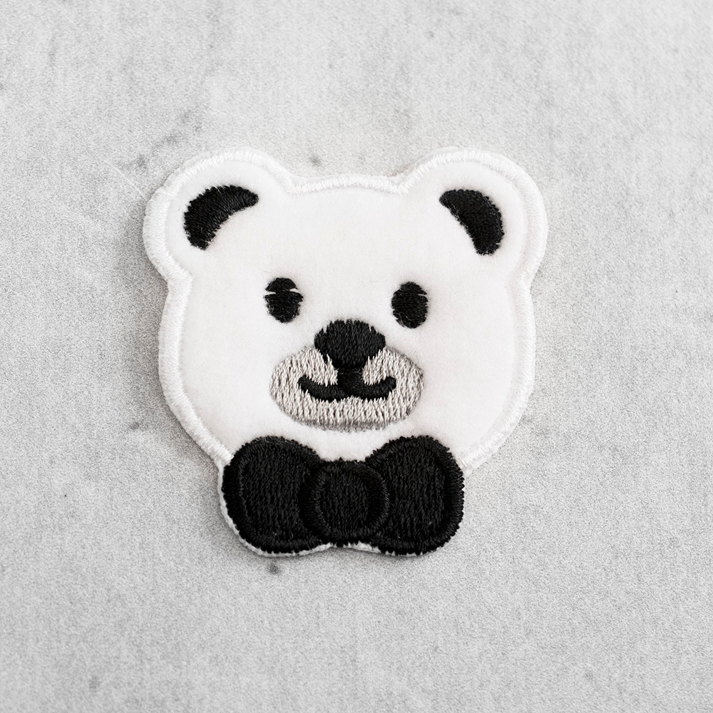 Termoprzylepna aplikacja w kształcie misia.