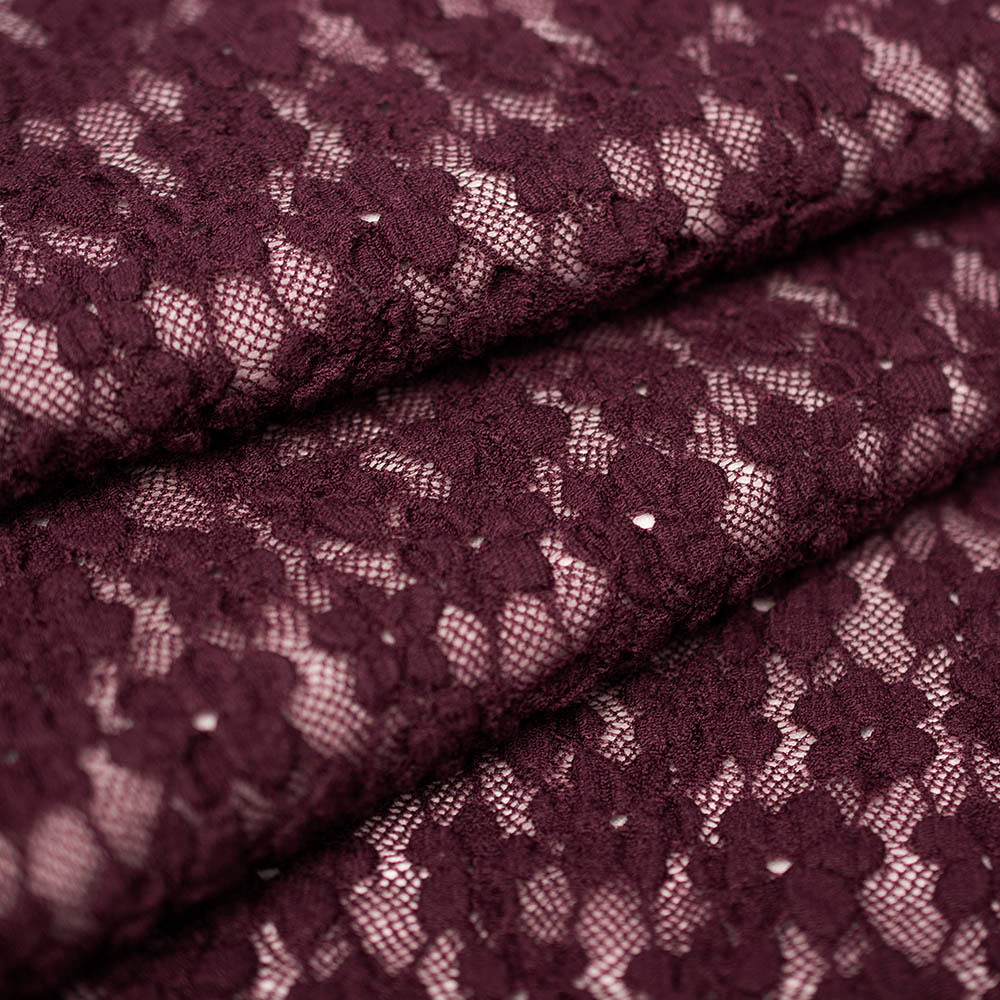 Koronka na elastycznej siatce to wyjątkowa tkanina, która łączy subtelność z wygodą użytkowania.