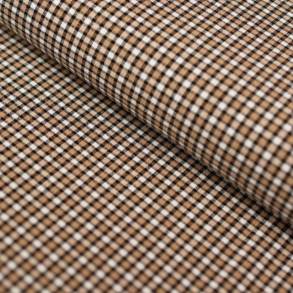 Tkanina wiskozowa wykonana jest z mieszanki włókien naturalnych i syntetycznych, z dodatkiem elastanu.