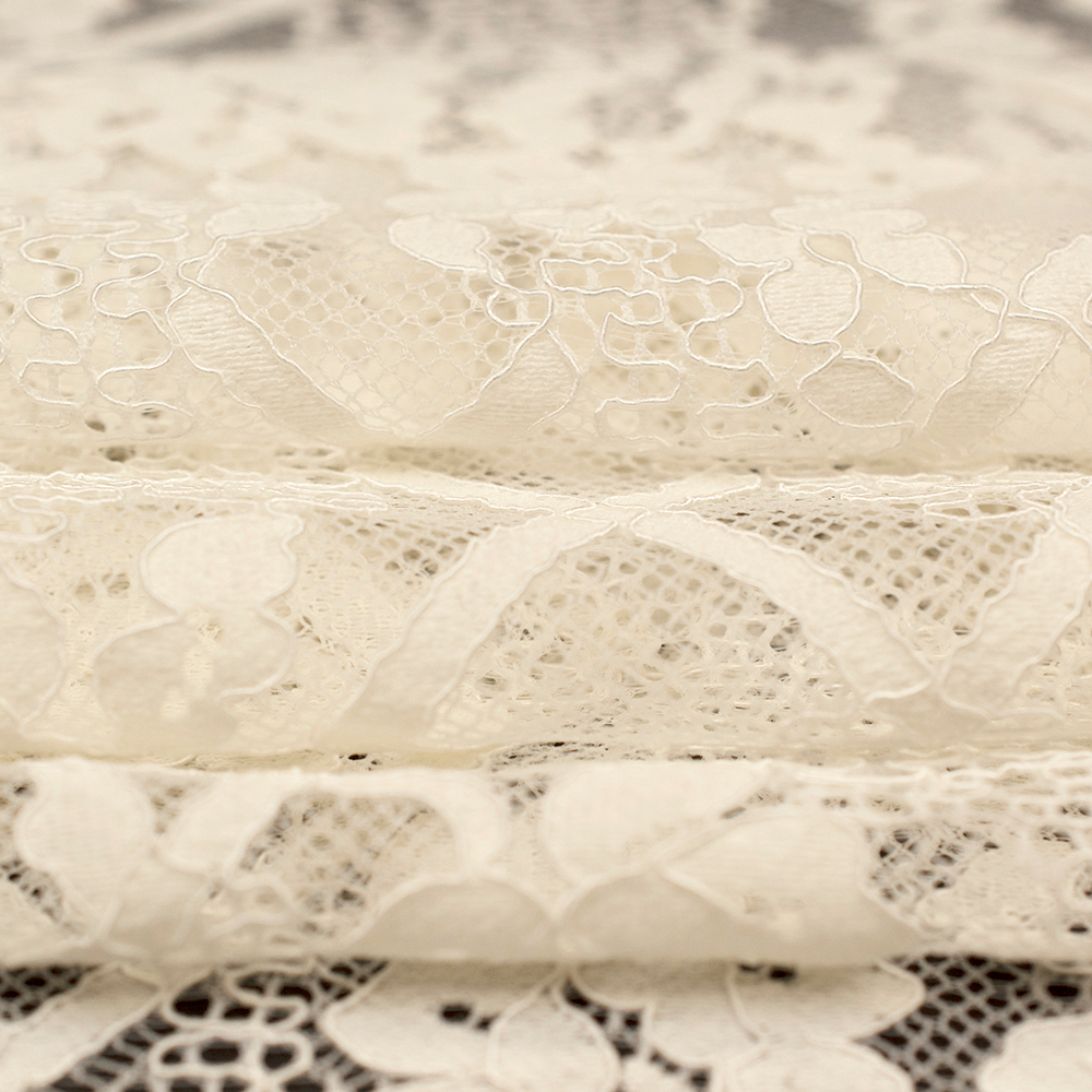 Koronka Roma to wysokiej jakości tkanina o eleganckim charakterze, wykonana z dodatkiem naturalnych włókien, które podnoszą jej komfort noszenia.