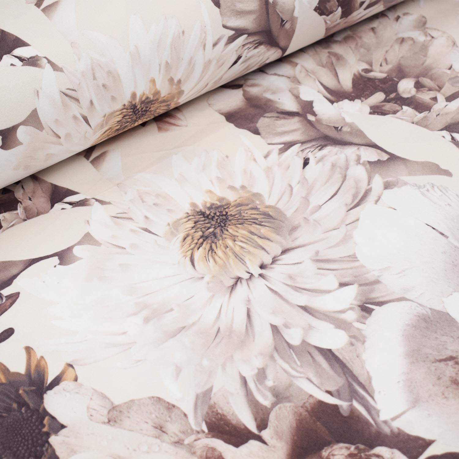 Dekoracyjna tkanina welurowa w pięknym, realistycznym wzorze z motywem kwiatów.