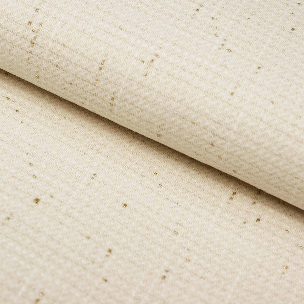 Tkanina Chanel o wyjątkowo eleganckim charakterze została subtelnie wzbogacona złotą nitką, która nadaje jej dyskretny, szlachetny blask.