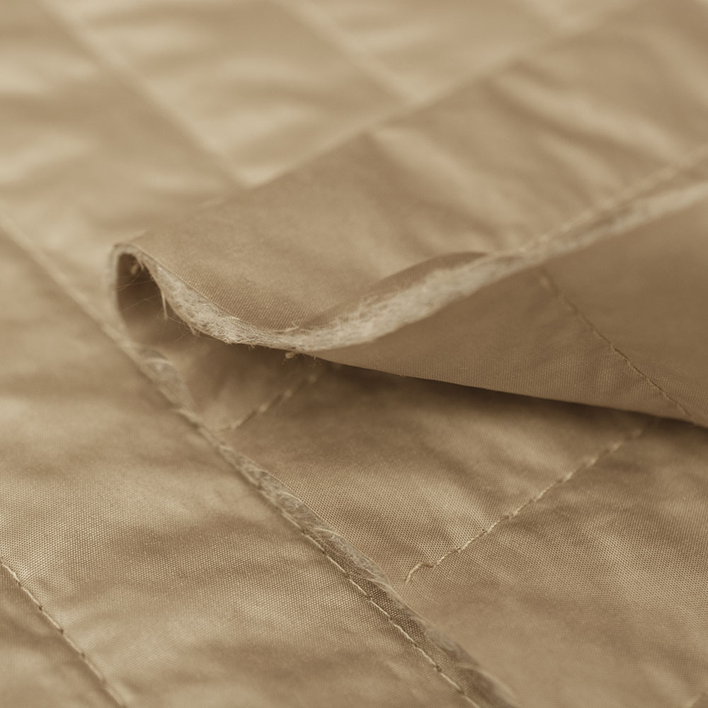 Dwustronna tkanina pikowana DOUBLE, wykończona z obu stron tkaniną ortalionową.