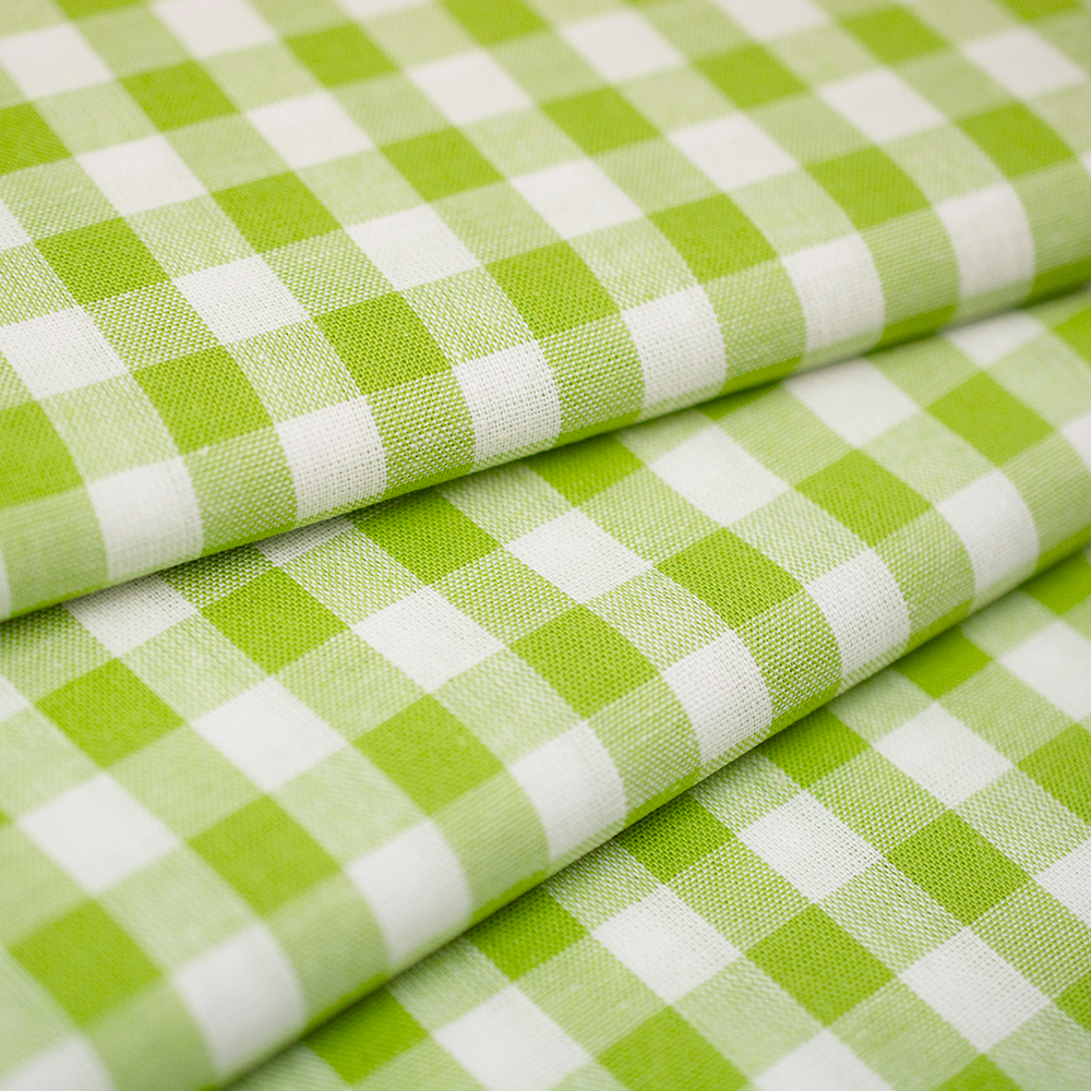 Tkanina wykonana z przędzy bawełnianej wyróżnia się luźniejszym, wyraźnym splotem oraz włóknami barwionymi oddzielnie, które tworzą klasyczny wzór kratki.