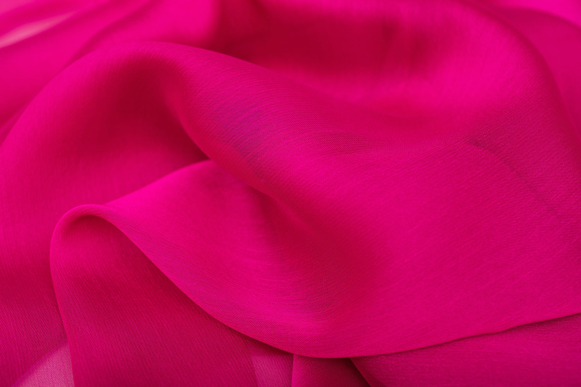 Szyfon Perła to doskonałej jakości tkanina, idealnie nadaje się na eleganckie i szykowną odzież.