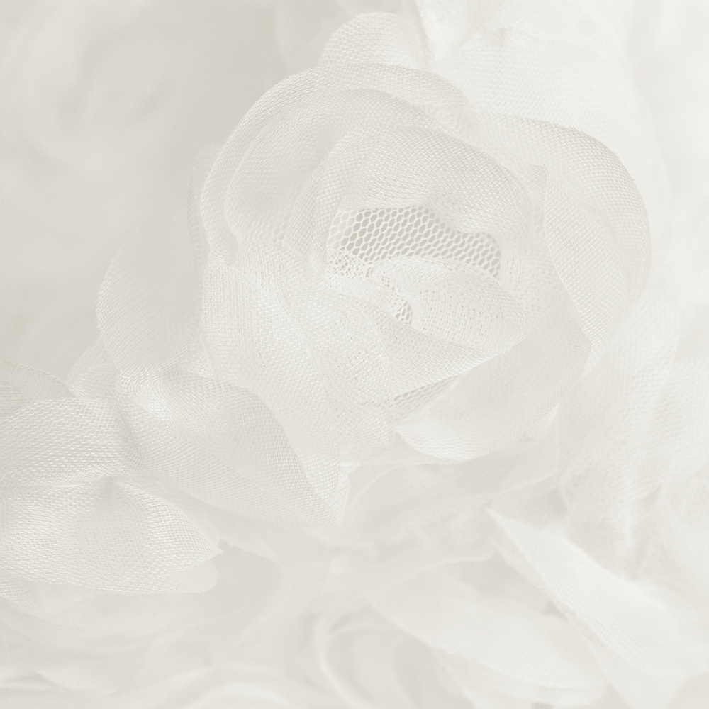 Haftowany tiul z dużym motywem niebieskich różyczek to subtelna i wyjątkowo lekka tkanina, która zachwyca swoją finezją.