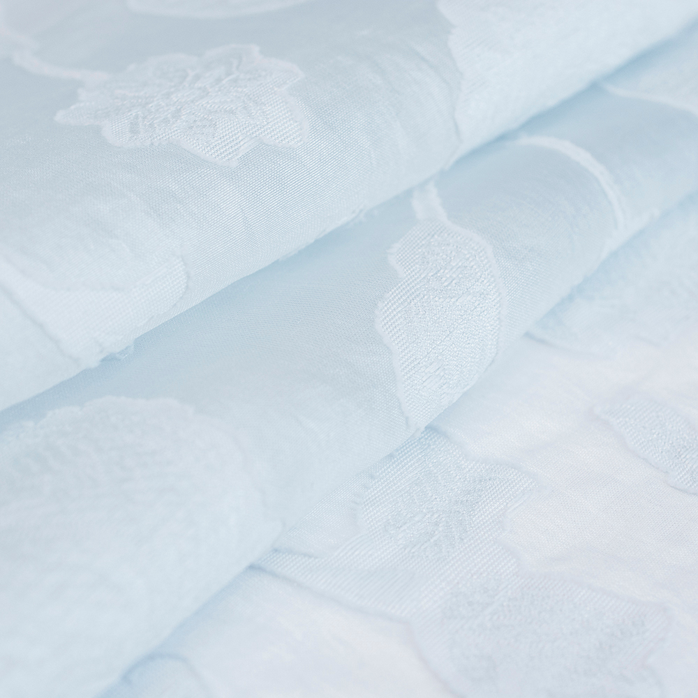 Tkanina z haftem kwiatowym wyróżnia się miękkością, lekkością i przyjemnym chwytem.