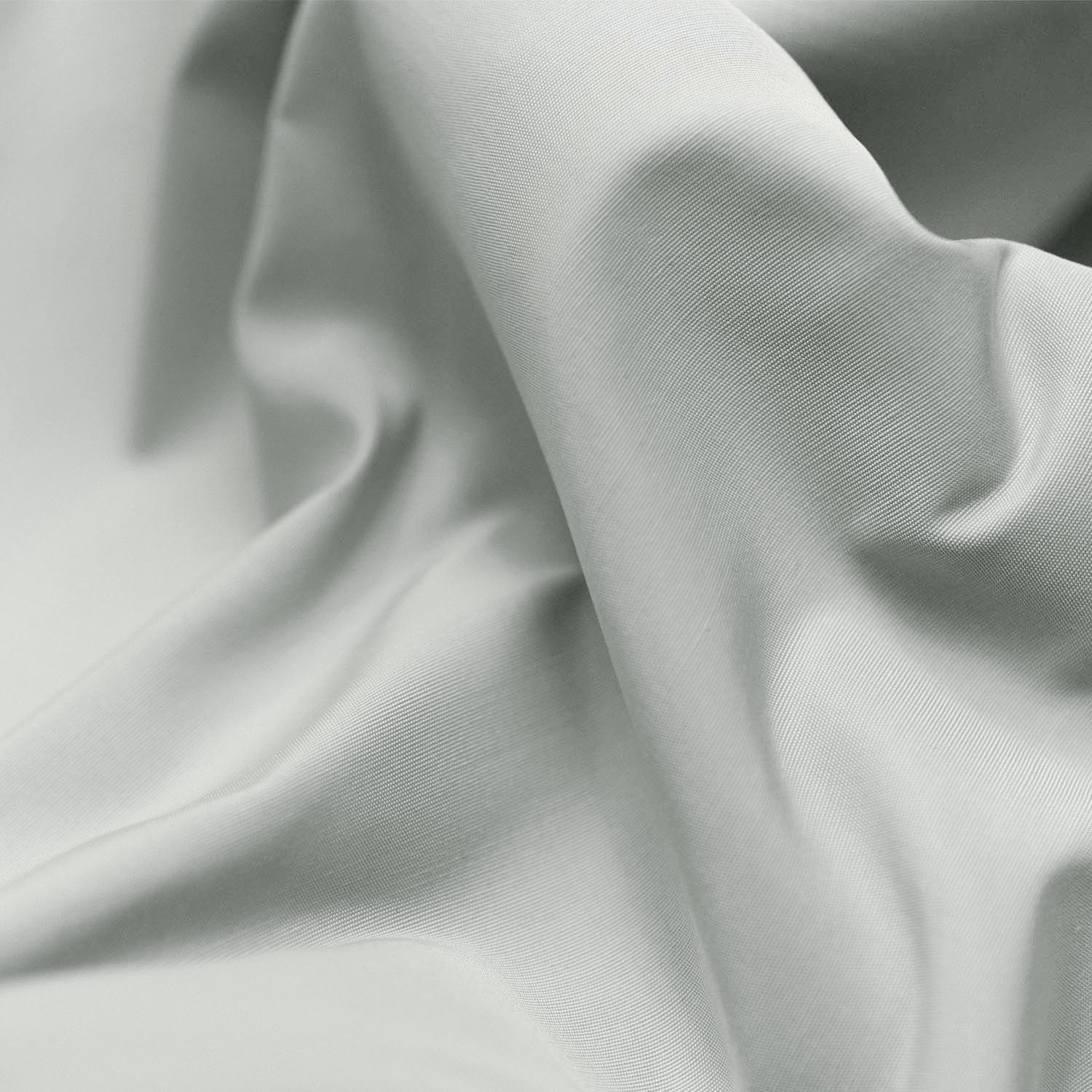 Tkanina Mercy Trench to lekki materiał bawełniany o niskiej gramaturze i zwartym, trwałym splocie.