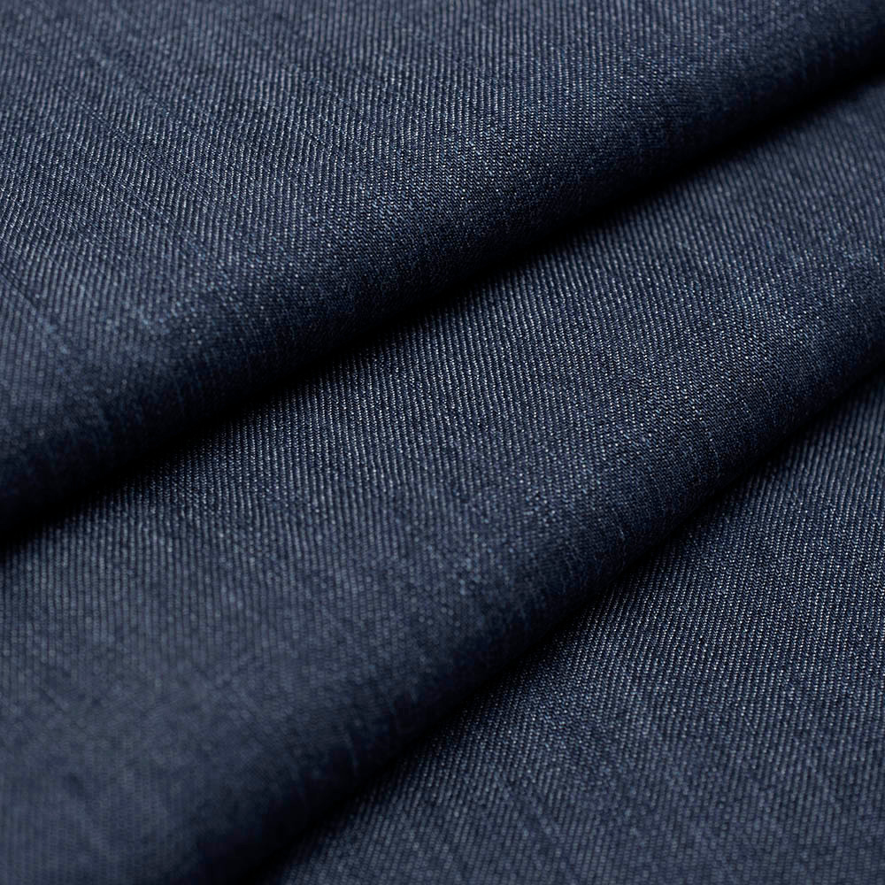 Tkanina jeansowa Euro Jeans, wykonana w 100% z włókien lyocellu, wyróżnia się wyjątkową miękkością, przyjemną fakturą i doskonałą oddychalnością, co przekłada się na wysoki komfort noszenia.