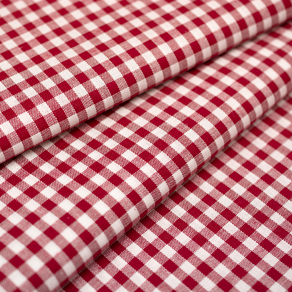 Tkanina wykonana z przędzy bawełnianej wyróżnia się luźniejszym, wyraźnym splotem oraz włóknami barwionymi oddzielnie, które tworzą klasyczny wzór kratki.