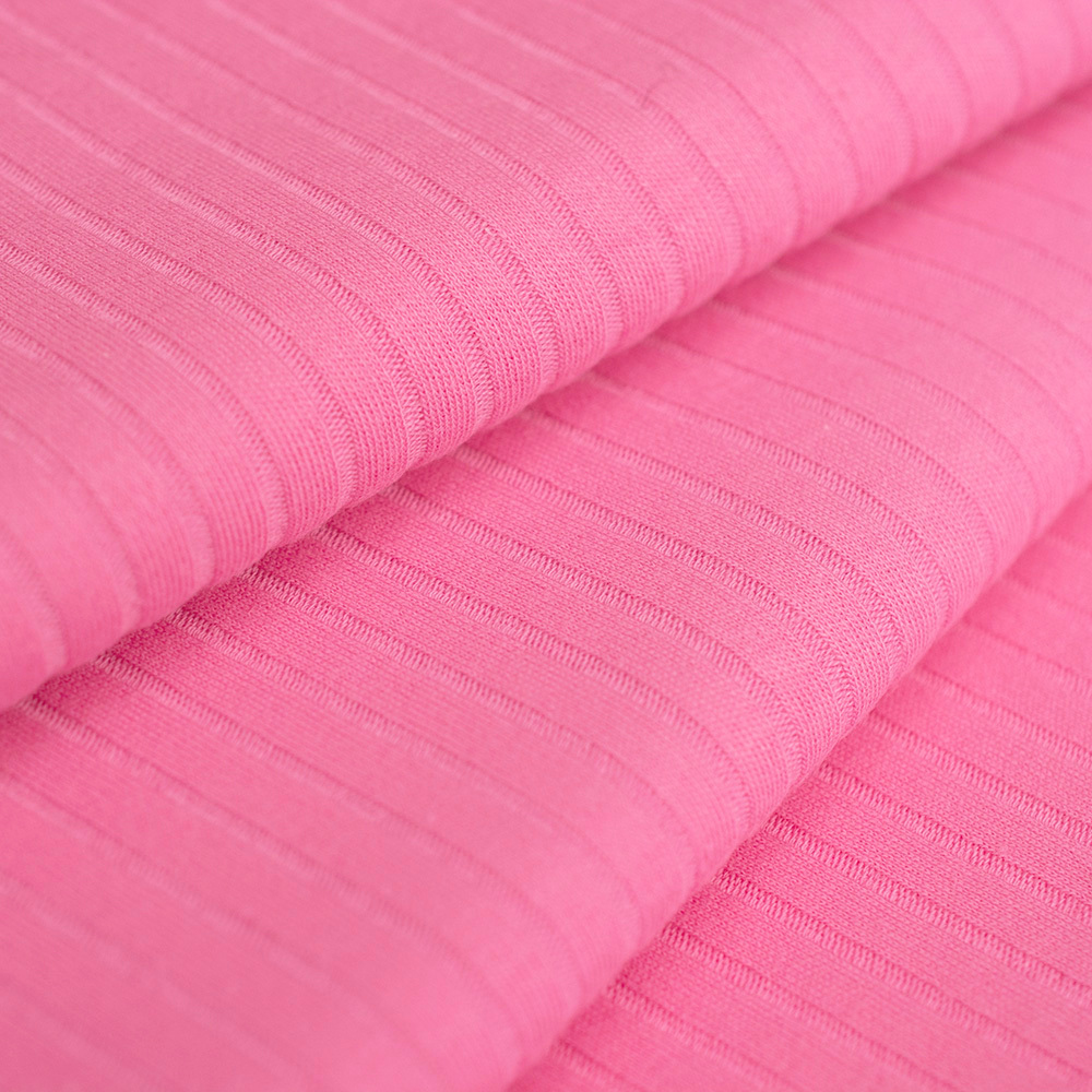 Dzianina RIB to bawełniana dzianina o charakterystycznej fakturze wąskiego prążka, wykonana z naturalnych włókien.